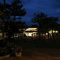 夜の展望レストラン東雲と広場（北側）
