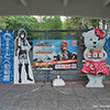愛媛県の「進撃の巨人×まじめえひめ」のコラボ企画、とべ動物園で進撃の巨人のミカサとピースが並んで記念撮影