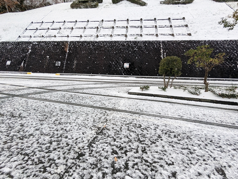 駐車場　（真冬、雪景色の愛媛県立とべ動物園　撮影2022年12月23日）