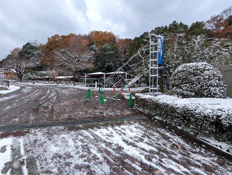 売店横・倒壊したサンタクロースのオブジェ　（真冬、雪景色の愛媛県立とべ動物園　撮影2022年12月23日）