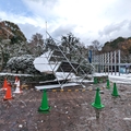 売店横・倒壊したサンタクロースのオブジェ　（真冬、雪景色の愛媛県立とべ動物園　撮影2022年12月23日）