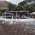 入り口近くの売店　（真冬、雪景色の愛媛県立とべ動物園　撮影2022年12月23日）