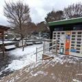 アシカ舎　（真冬、雪景色の愛媛県立とべ動物園　撮影2022年12月23日）