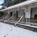 ヤマアラシ舎　（真冬、雪景色の愛媛県立とべ動物園　撮影2022年12月23日）