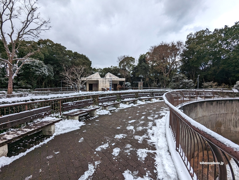 サル舎　（真冬、雪景色の愛媛県立とべ動物園　撮影2022年12月23日）