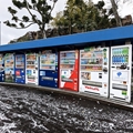 ゾウ舎・自動販売機　（真冬、雪景色の愛媛県立とべ動物園　撮影2022年12月23日）