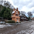 からくり時計　（真冬、雪景色の愛媛県立とべ動物園　撮影2022年12月23日）