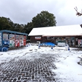 ふれあい売店　（真冬、雪景色の愛媛県立とべ動物園　撮影2022年12月23日）