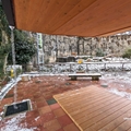 トラ舎前、屋根付きベンチ　（真冬、雪景色の愛媛県立とべ動物園　撮影2022年12月23日）