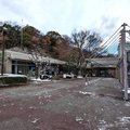 フラミンゴ舎前　（真冬、雪景色の愛媛県立とべ動物園　撮影2022年12月23日）